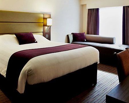 Premier Inn Premier Inn Heathrow Airport Terminal 4 Stanwell Екстериор снимка