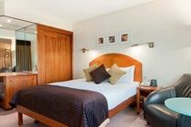 Premier Inn Premier Inn Heathrow Airport Terminal 4 Stanwell Екстериор снимка